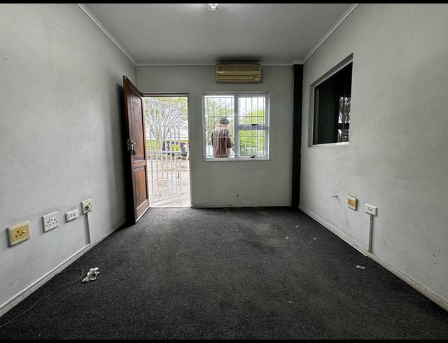 1,069M² WAREHOUSE TO LET IN BRIARDENE